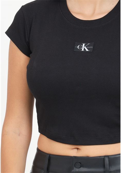 T-shirt a manica corta nera da donna con patch logo CALVIN KLEIN JEANS | J20J223552BEHBEH